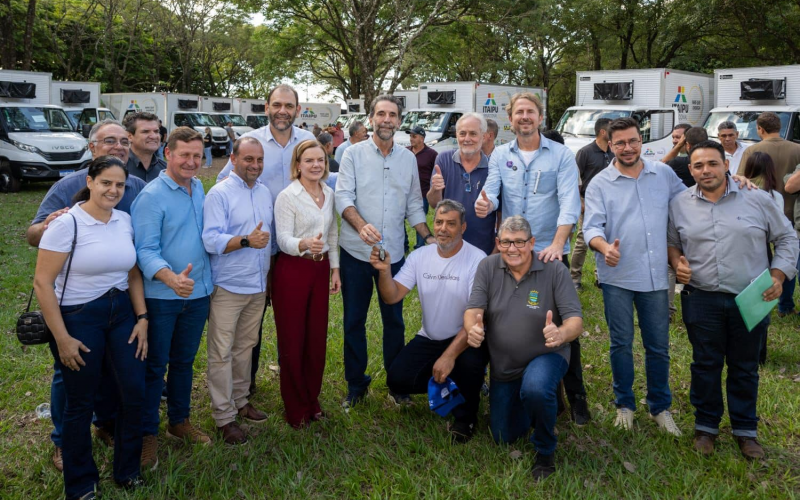 Entrega de 27 caminhões fortalece coleta seletiva aos municípios do Cispar 